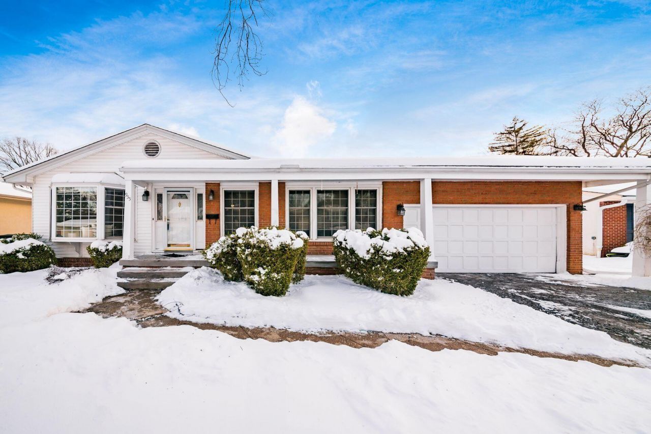 955 Amberly Place, Columbus, OH 43220 Main Photo