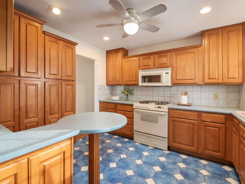 955 Amberly Place, Columbus, OH 43220 Photo 21