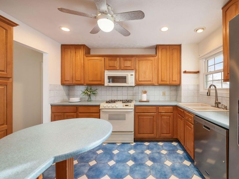 955 Amberly Place, Columbus, OH 43220 Photo 22