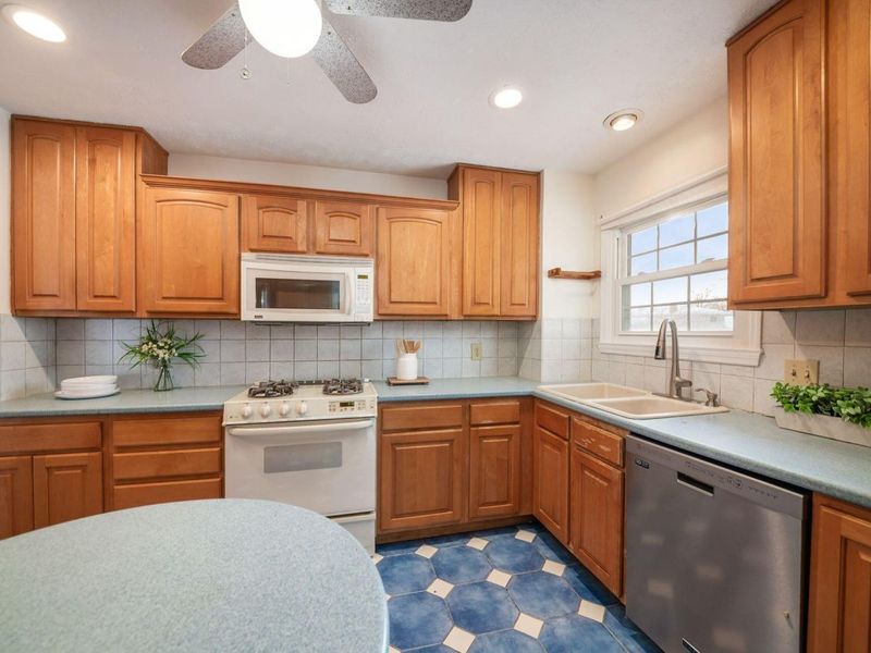 955 Amberly Place, Columbus, OH 43220 Photo 24