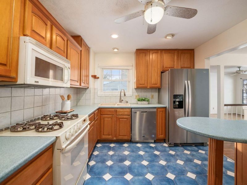 955 Amberly Place, Columbus, OH 43220 Photo 26