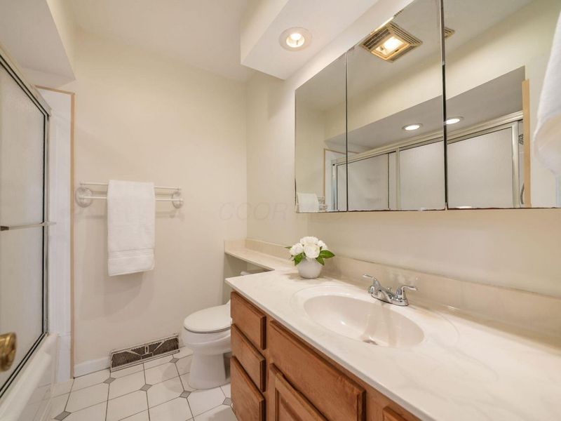 955 Amberly Place, Columbus, OH 43220 Photo 35