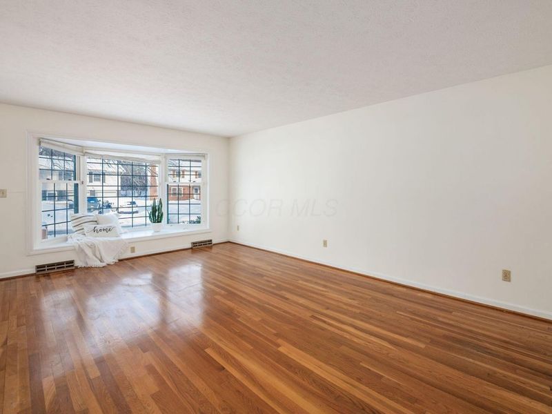 955 Amberly Place, Columbus, OH 43220 Photo 4