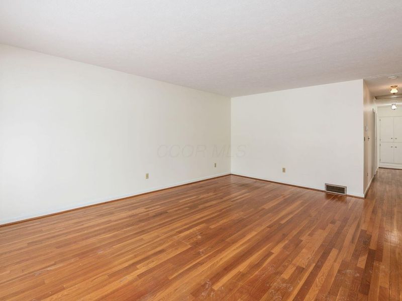 955 Amberly Place, Columbus, OH 43220 Photo 9