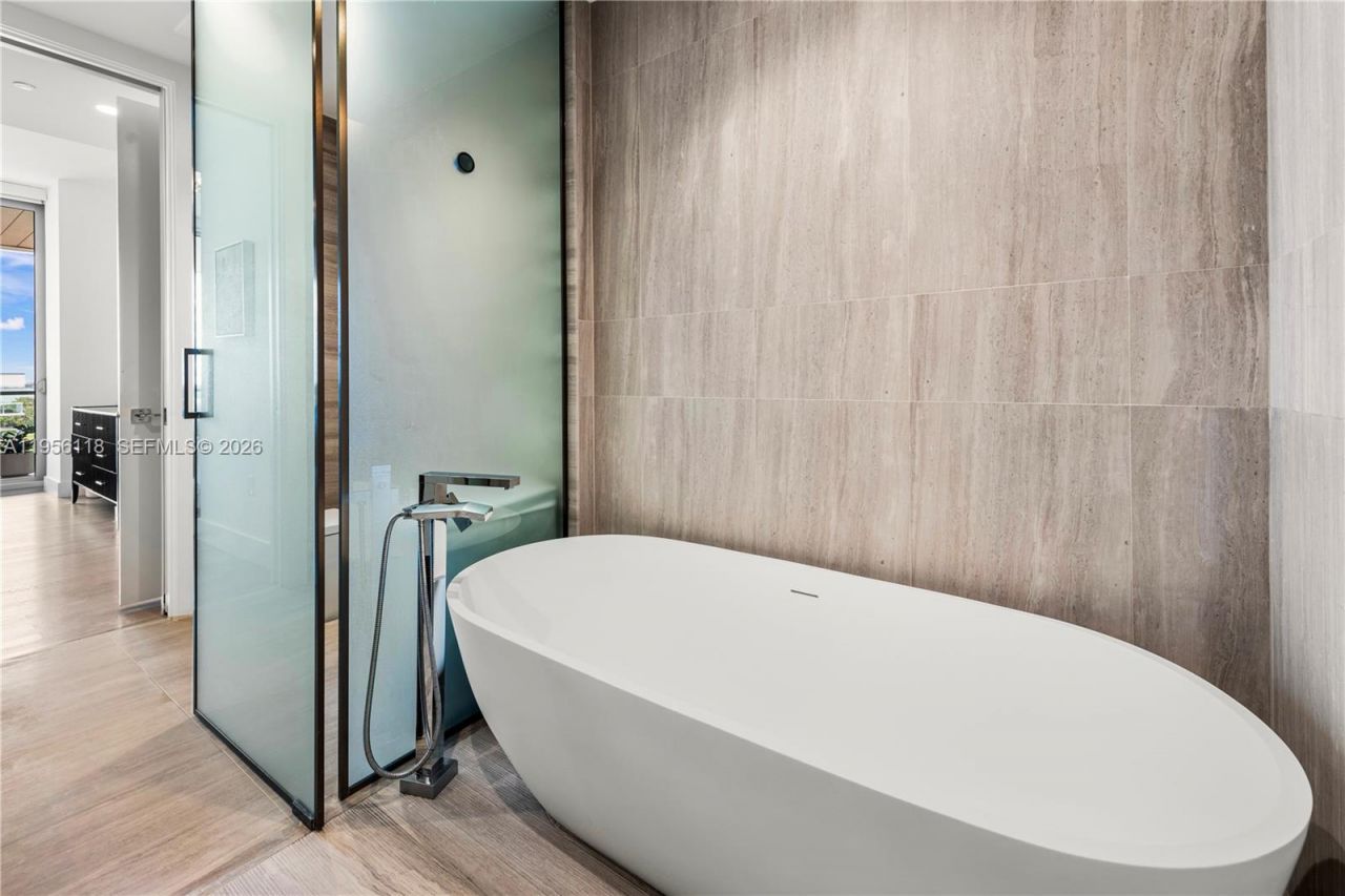 5775 Collins Ave , Unit 1405, Miami Beach, FL 33140 Photo