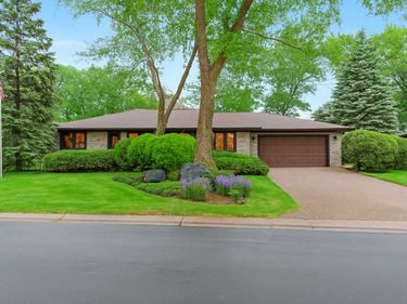 1267 Nursery Hill Lane, Arden Hills, MN 55112