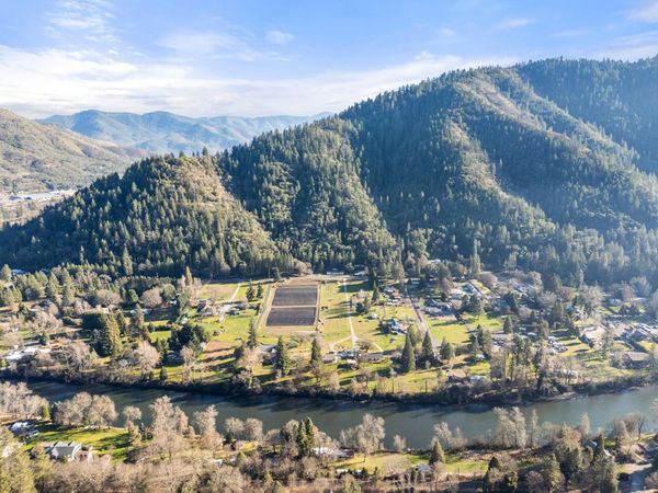 8401 Rogue River Highway, Rogue River, OR 97537