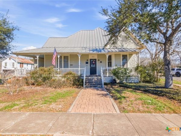 501 W Grand Avenue, Yoakum, TX 77995