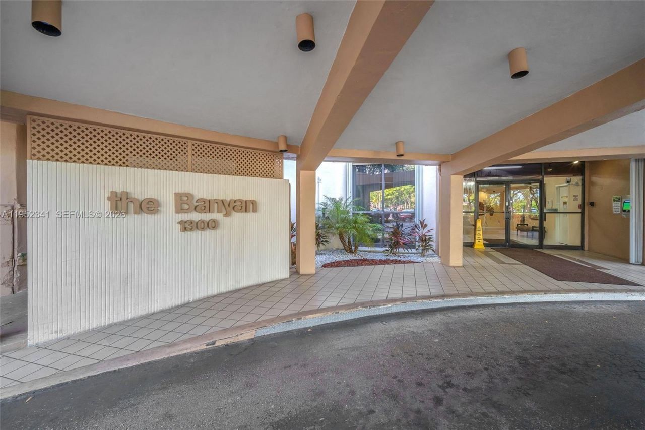 1300 Saint Charles Pl, Unit PH15, Pembroke Pines, FL 33026 Photo