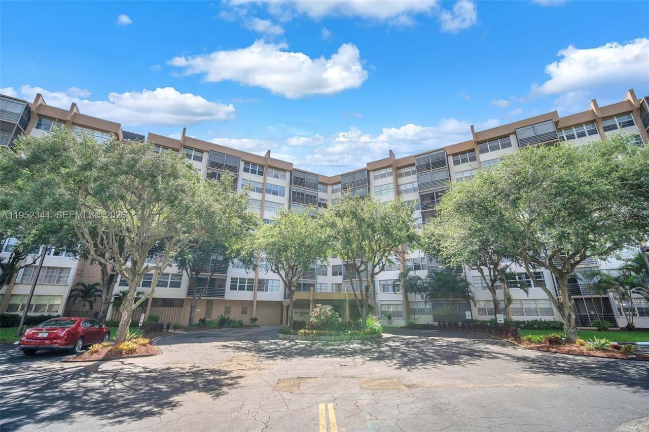 1300 Saint Charles Pl, Unit PH15, Pembroke Pines, FL 33026 Photo