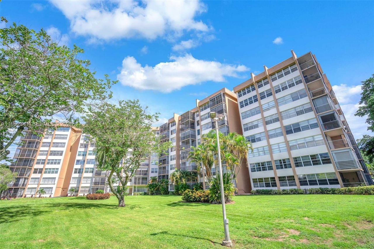 1300 Saint Charles Pl, Unit PH15, Pembroke Pines, FL 33026 Photo