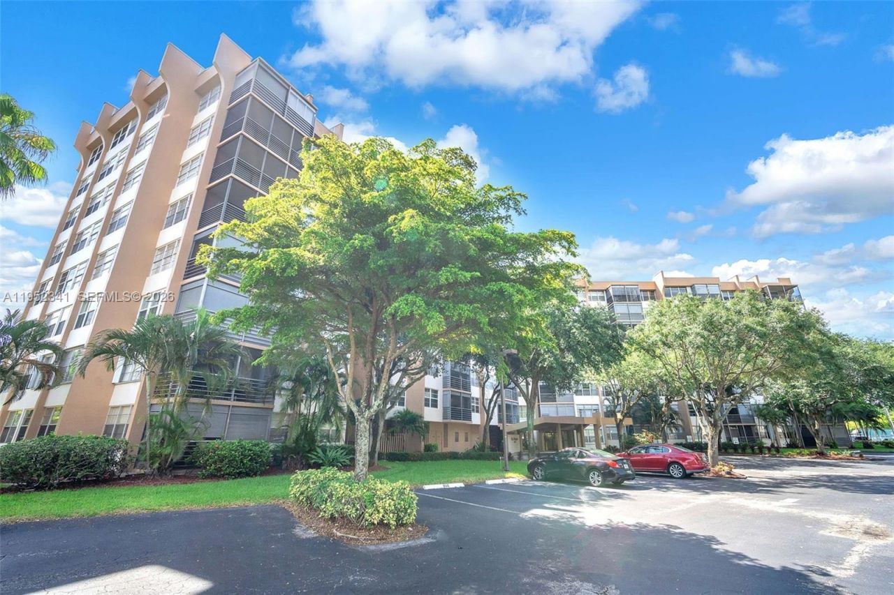 1300 Saint Charles Pl, Unit PH15, Pembroke Pines, FL 33026 Photo