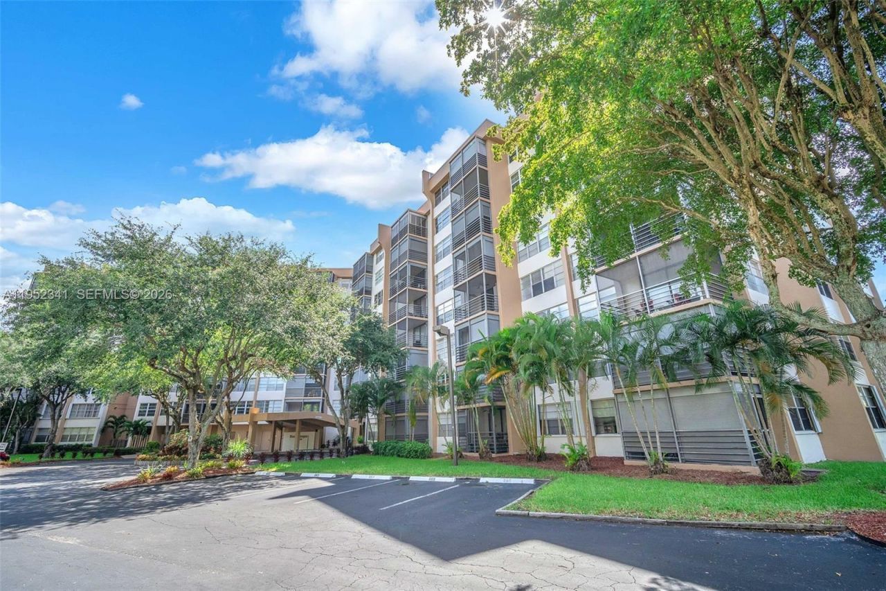 1300 Saint Charles Pl, Unit PH15, Pembroke Pines, FL 33026 Photo
