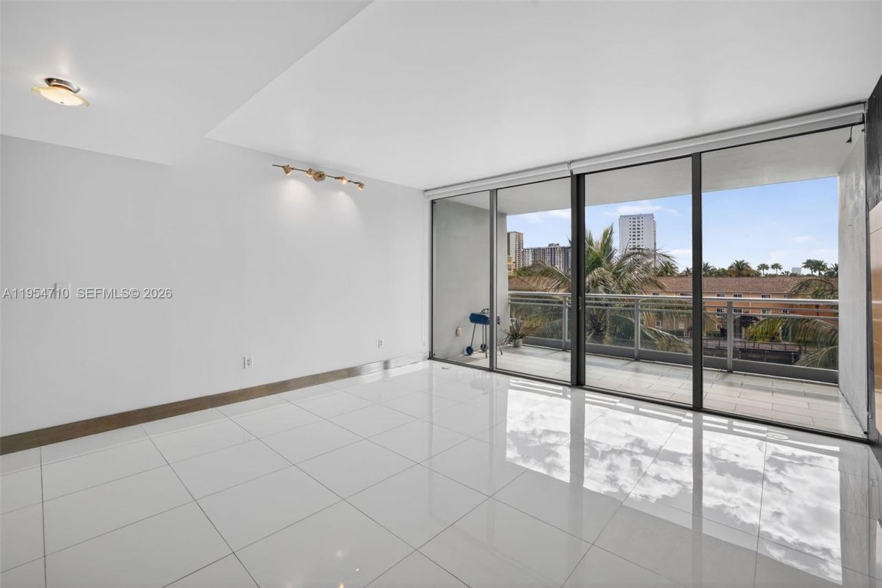 2950 NE 188th St, Unit 302, Aventura, FL 33180 Photo