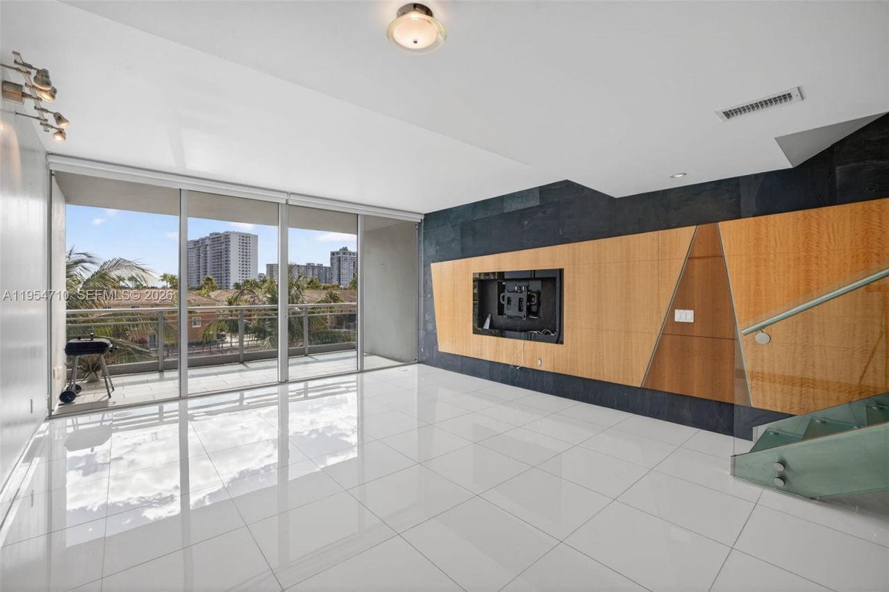 2950 NE 188th St, Unit 302, Aventura, FL 33180 Photo