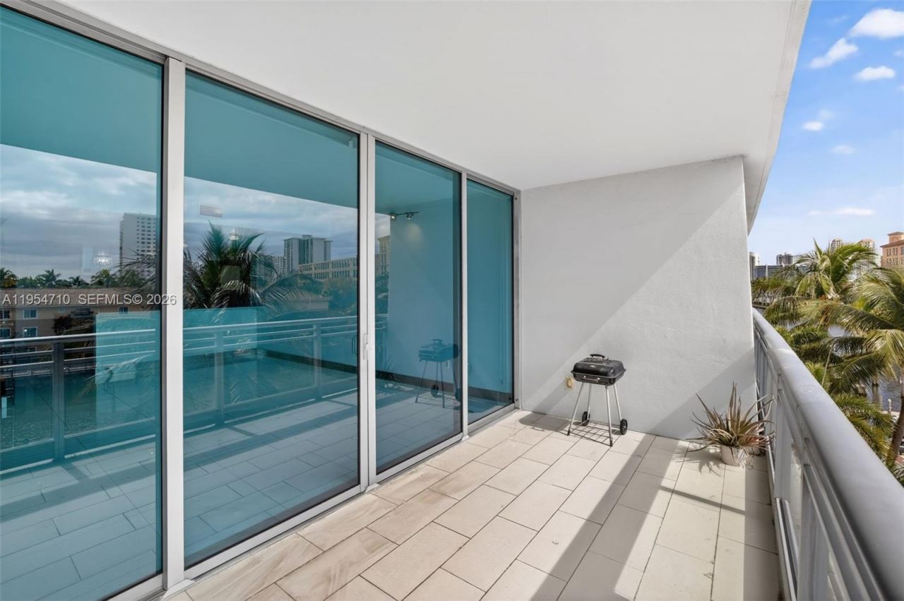 2950 NE 188th St, Unit 302, Aventura, FL 33180 Photo