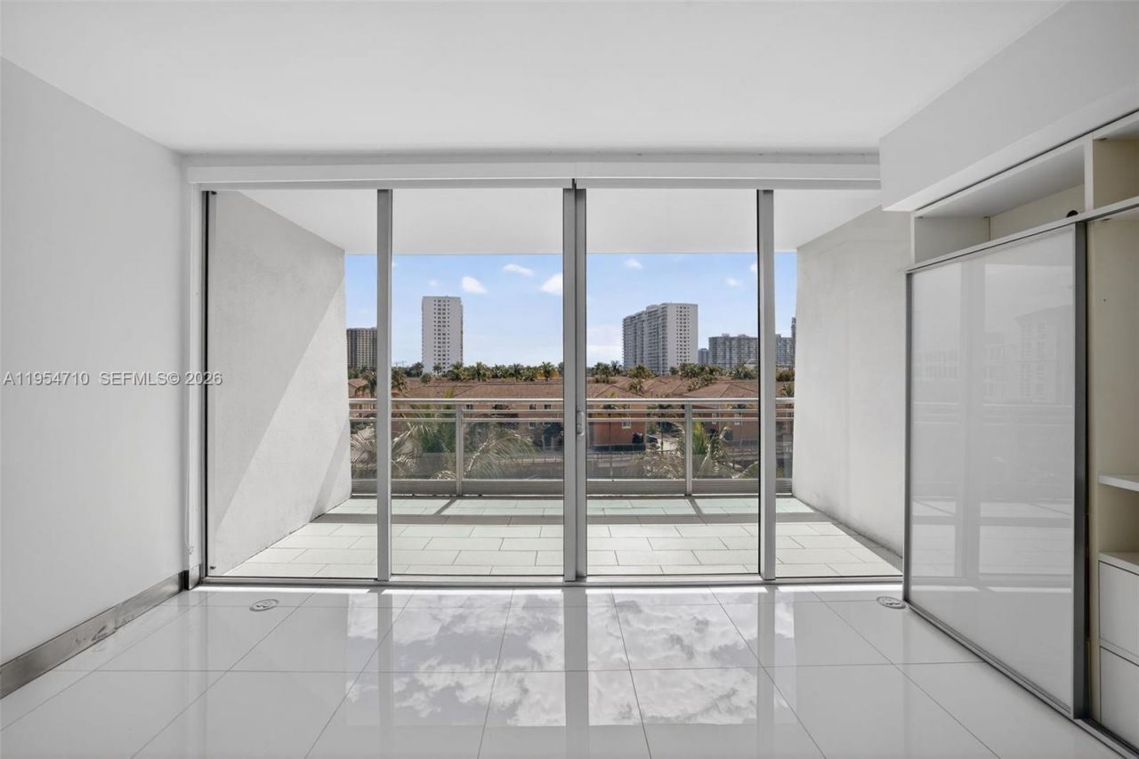 2950 NE 188th St, Unit 302, Aventura, FL 33180 Photo