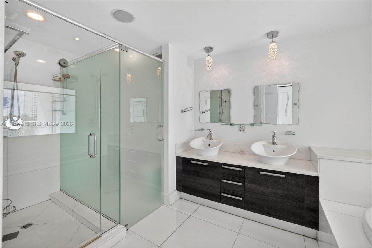 2950 NE 188th St, Unit 302, Aventura, FL 33180 Photo