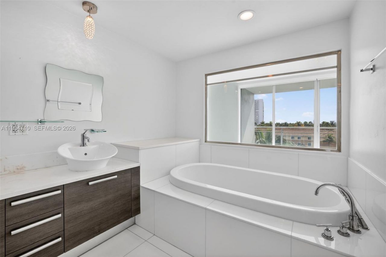 2950 NE 188th St, Unit 302, Aventura, FL 33180 Photo