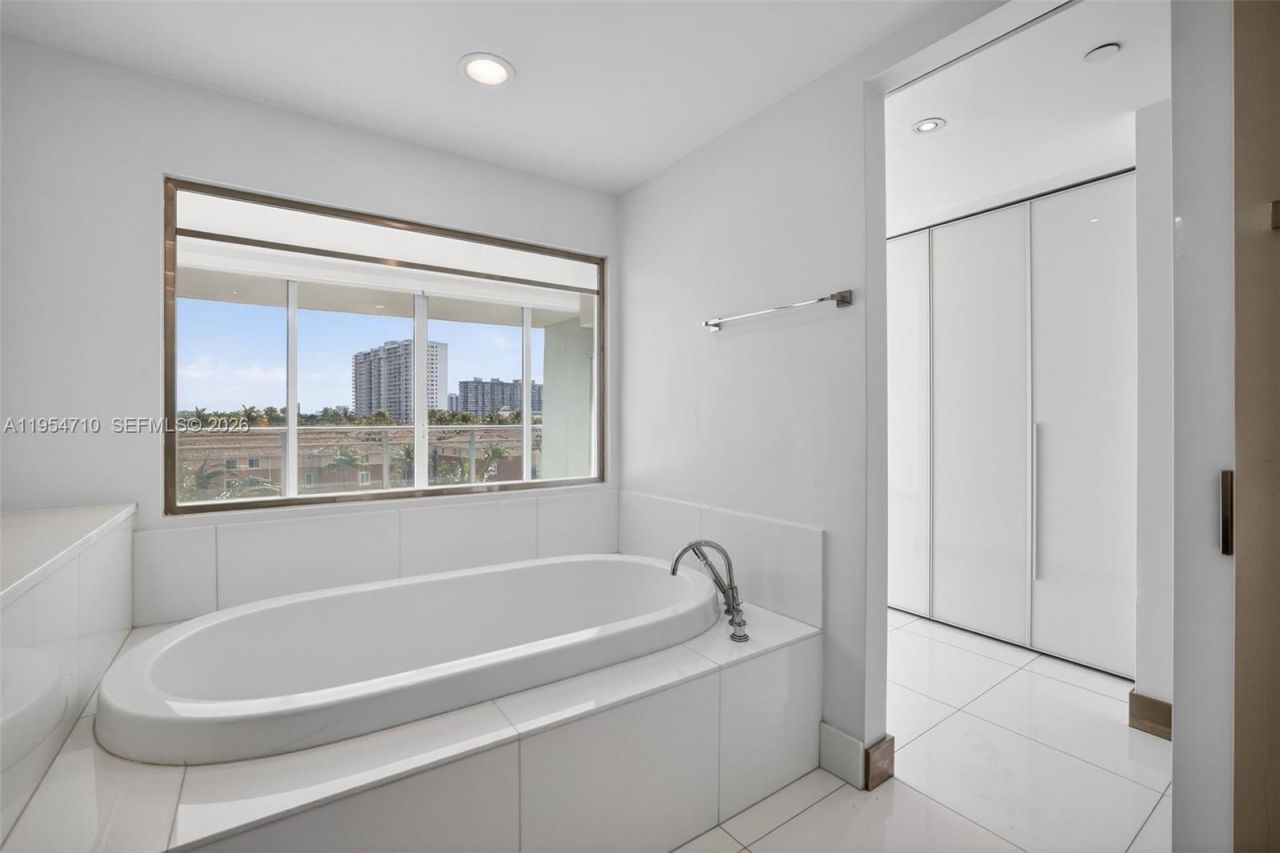 2950 NE 188th St, Unit 302, Aventura, FL 33180 Photo