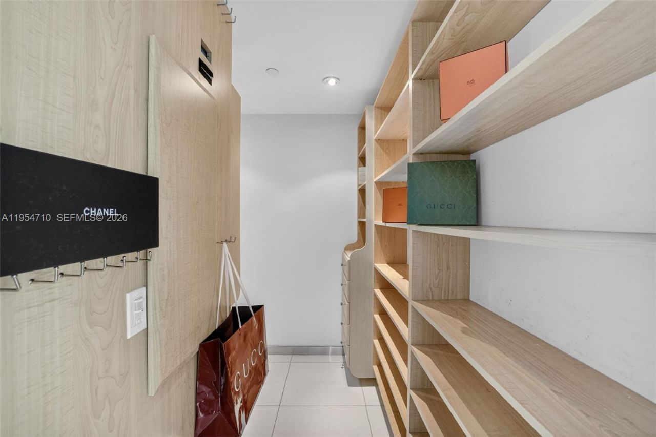 2950 NE 188th St, Unit 302, Aventura, FL 33180 Photo