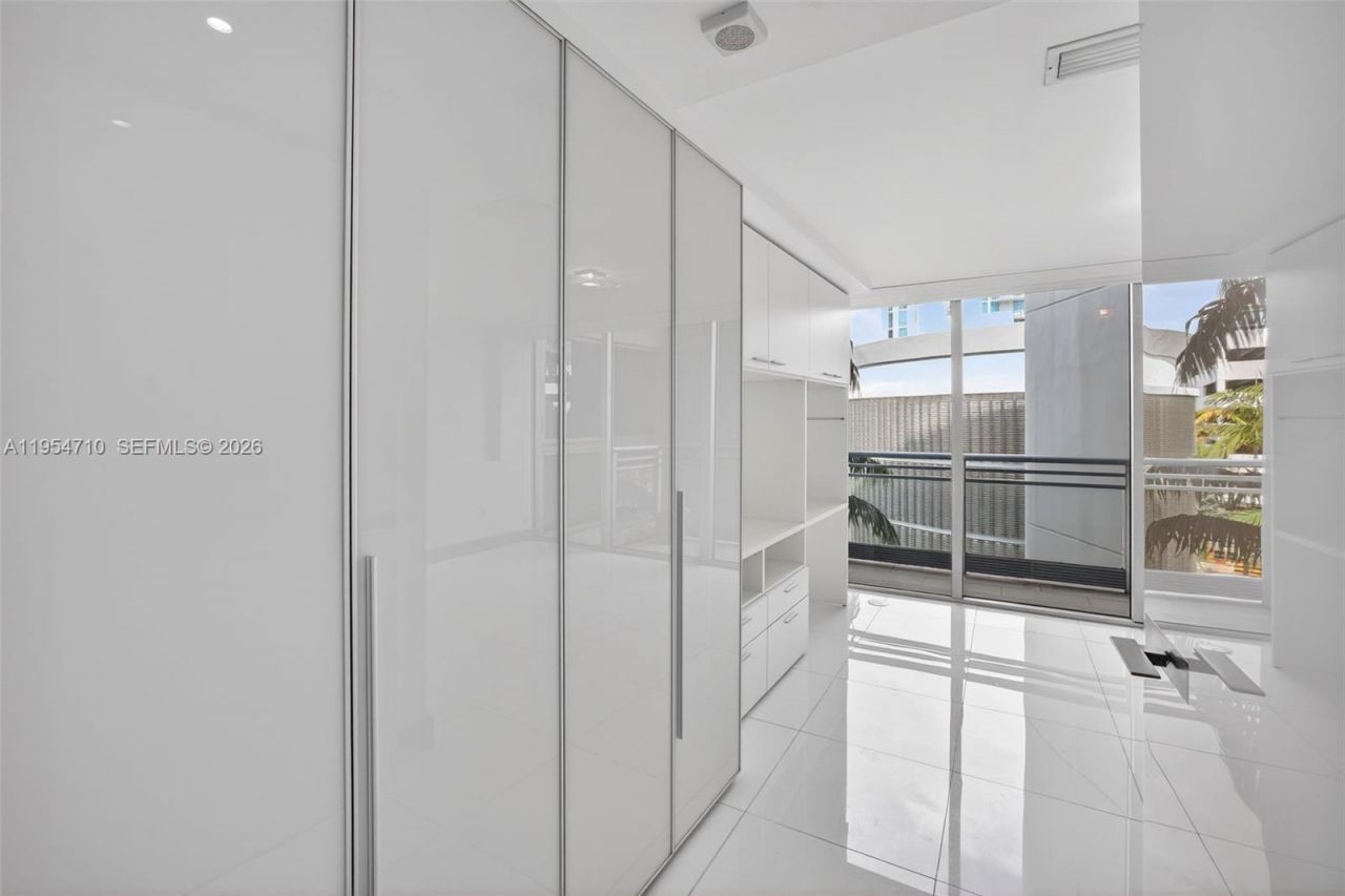 2950 NE 188th St, Unit 302, Aventura, FL 33180 Photo