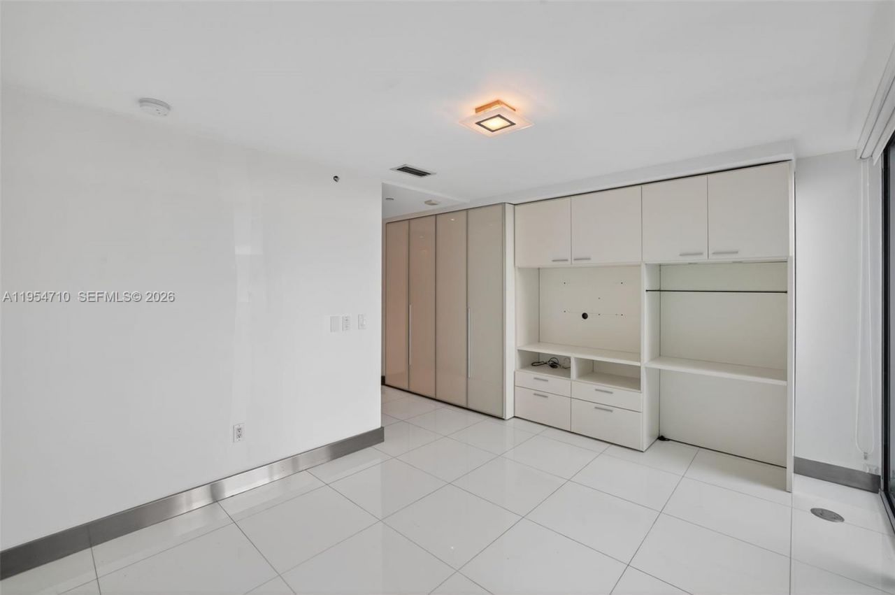 2950 NE 188th St, Unit 302, Aventura, FL 33180 Photo