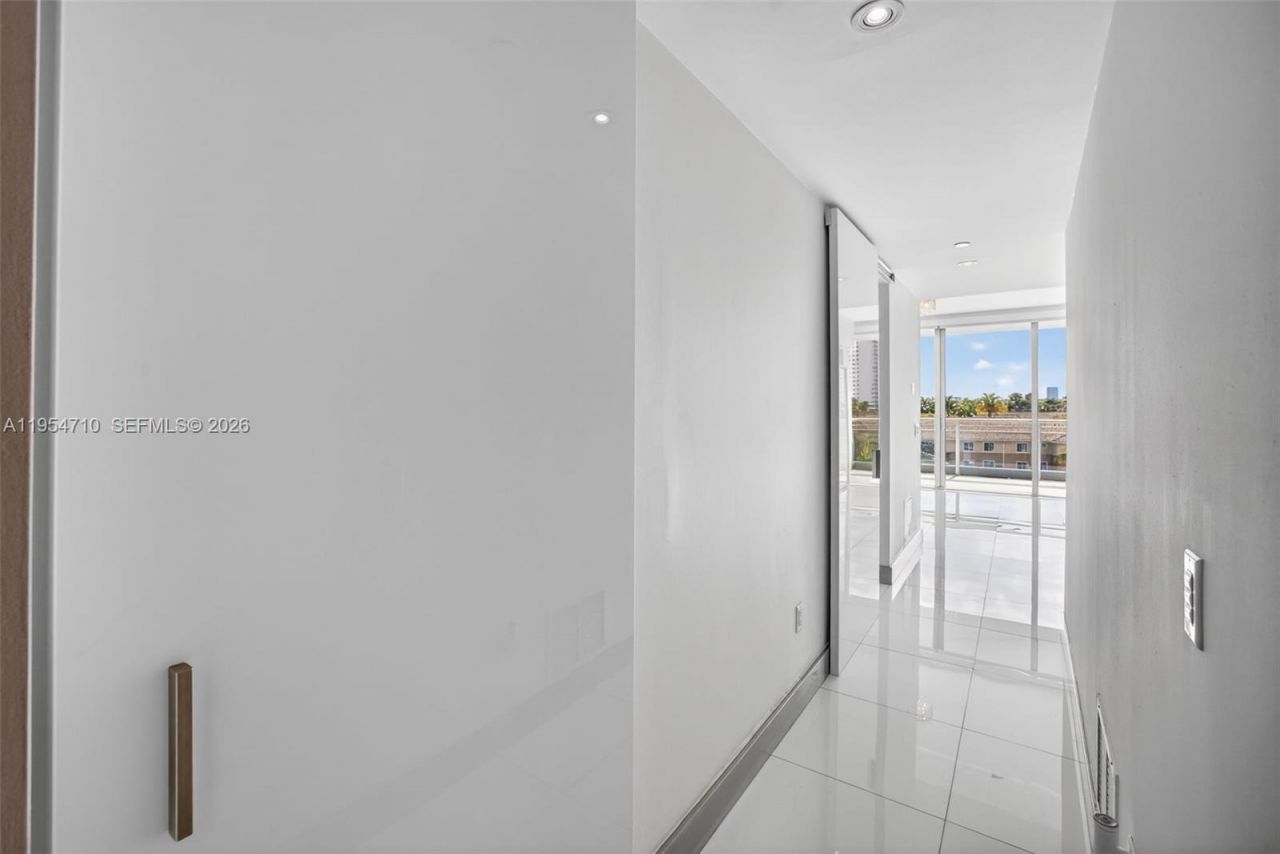 2950 NE 188th St, Unit 302, Aventura, FL 33180 Photo