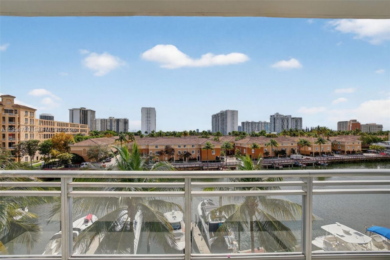 2950 NE 188th St, Unit 302, Aventura, FL 33180 Photo