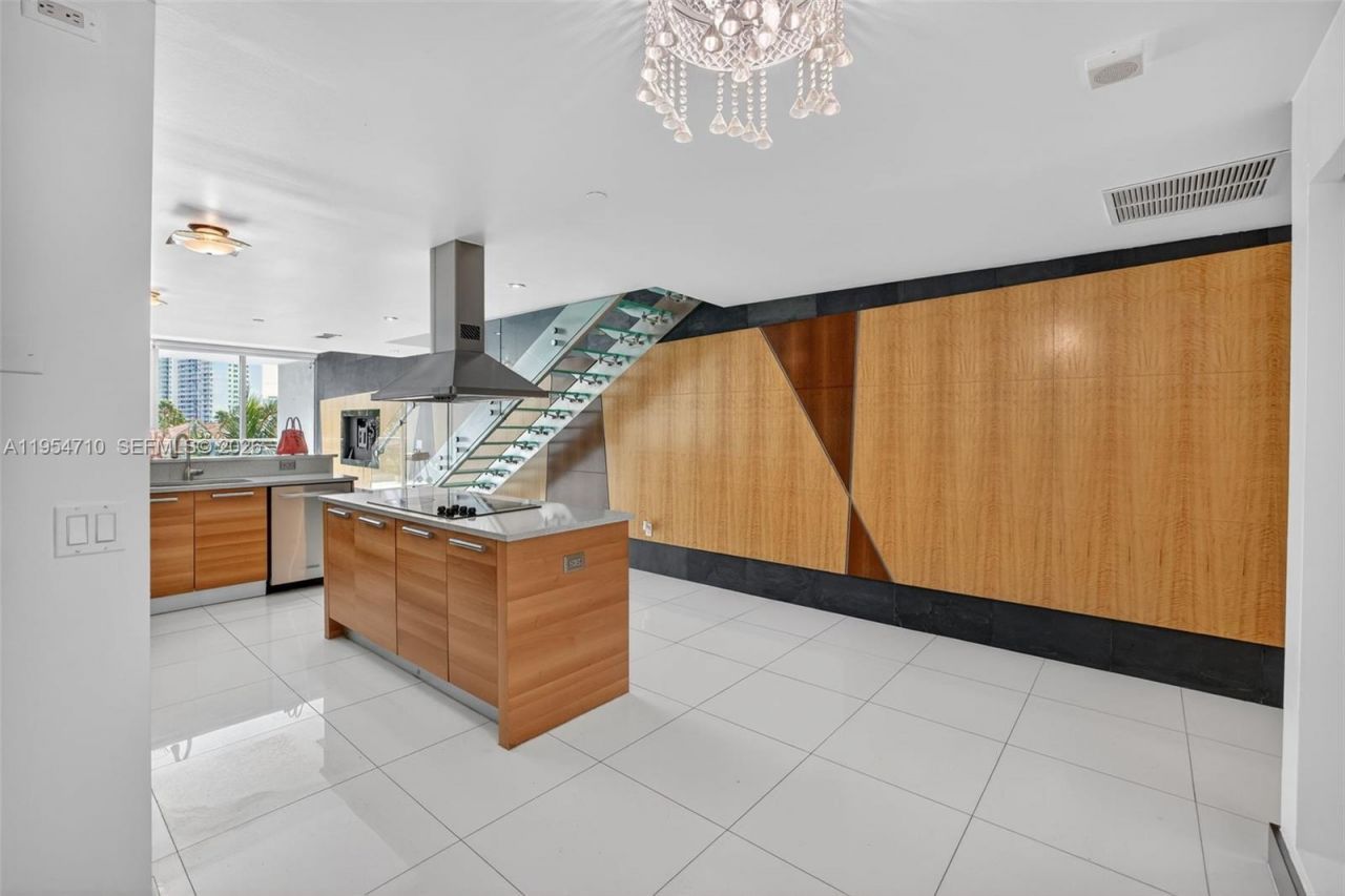 2950 NE 188th St, Unit 302, Aventura, FL 33180 Photo