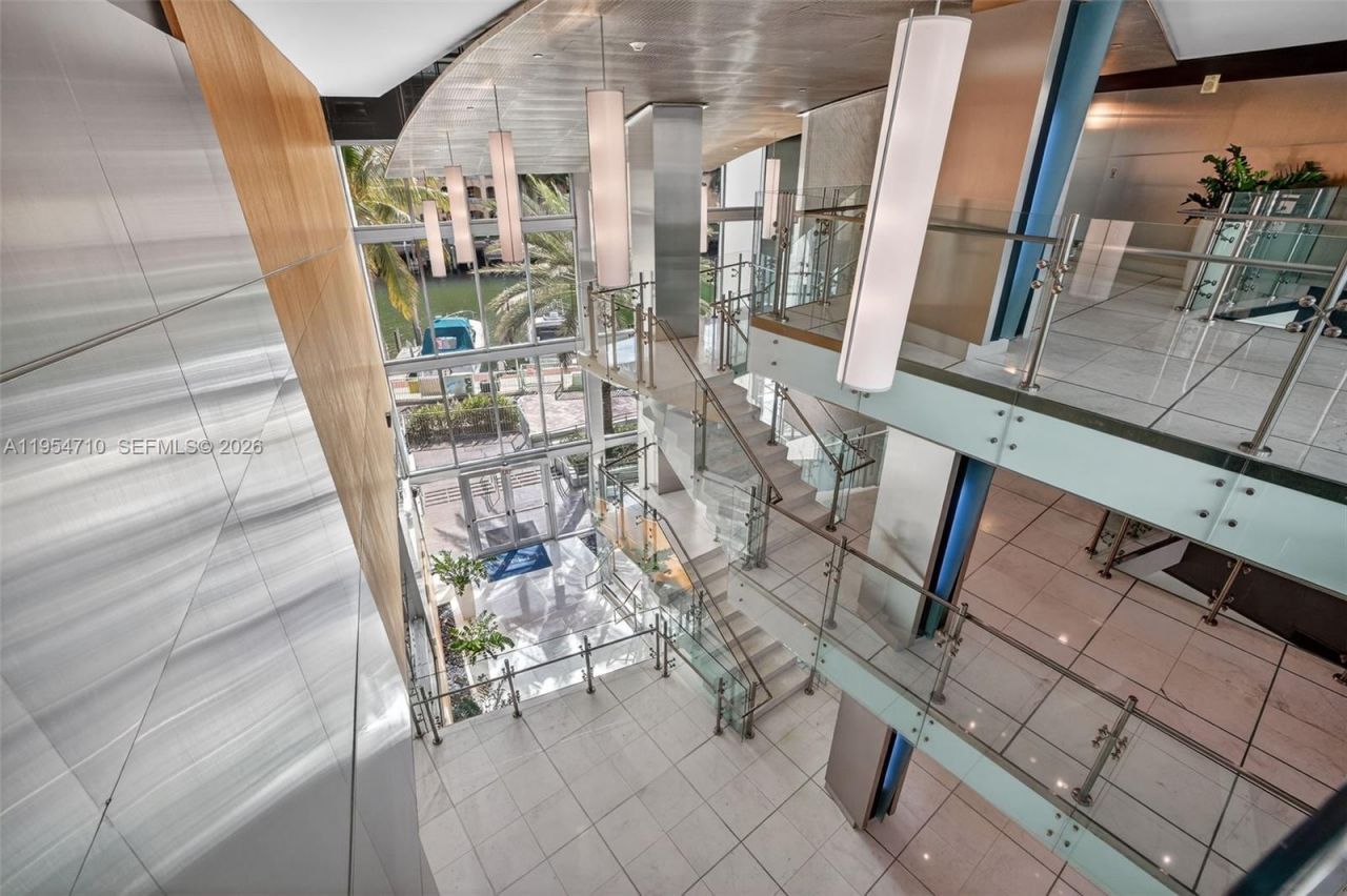 2950 NE 188th St, Unit 302, Aventura, FL 33180 Photo