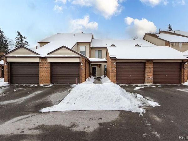 6580 Ridgefield Circle, West Bloomfield Twp, MI 48322