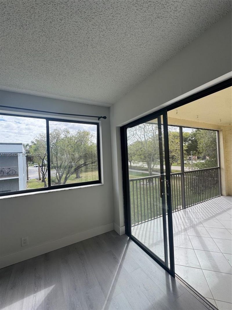 163 Lakeview Dr, Unit 204, Weston, FL 33326 Photo