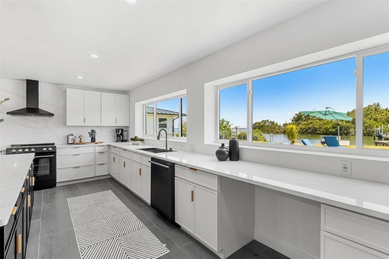 380 Colony Point Road S, Saint Petersburg, FL 33705 Photo