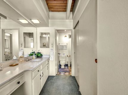 439 Ala Wai Boulevard, South Lake Tahoe, CA 96150 Photo