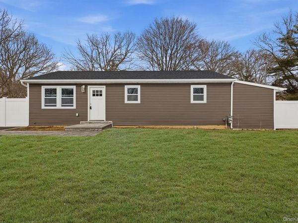 39 E Oakdale Street, Bay Shore, NY 11706