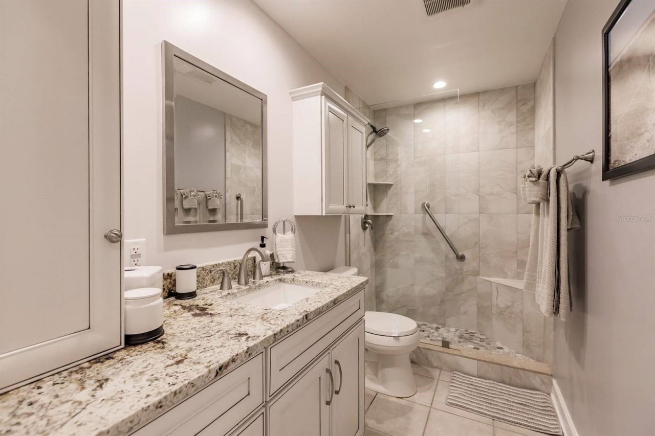 1255 E Peppertree Drive, Unit 403, Sarasota, FL 34242 Photo