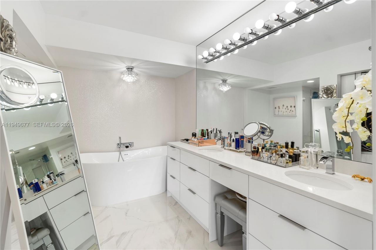 3600 Mystic Pointe Dr, Unit 1017, Aventura, FL 33180 Photo