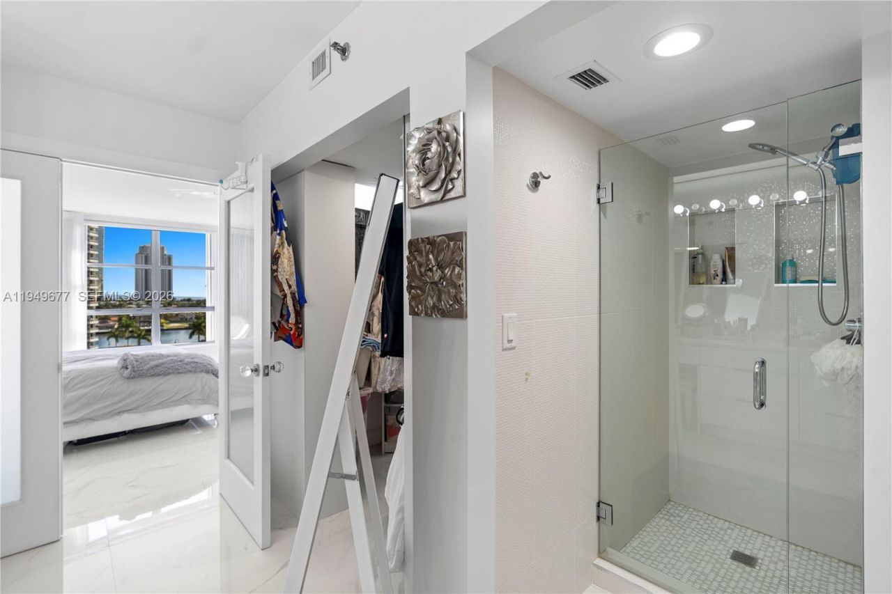 3600 Mystic Pointe Dr, Unit 1017, Aventura, FL 33180 Photo