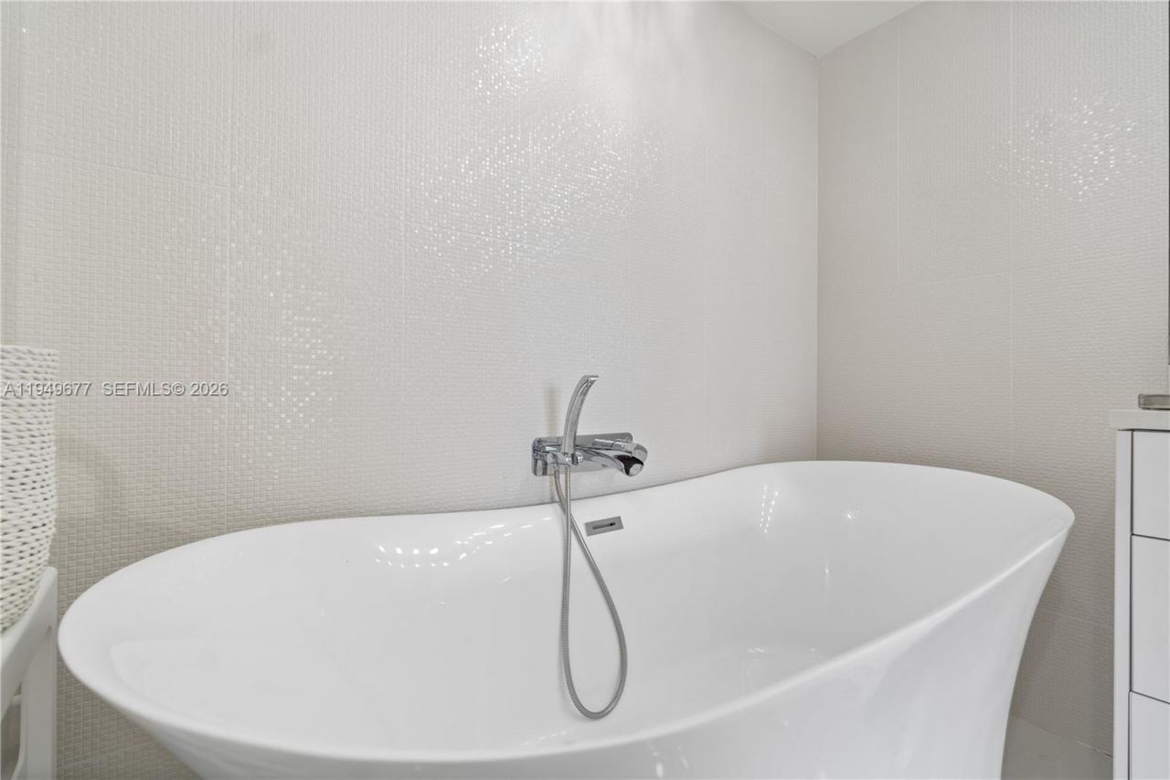 3600 Mystic Pointe Dr, Unit 1017, Aventura, FL 33180 Photo