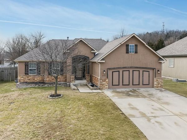 22241 W Sycamore Street, Tonganoxie, KS 66086