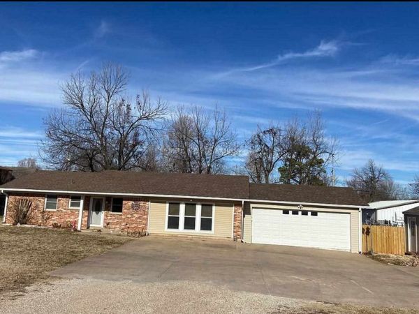 617 Locust, Perry, OK 73077