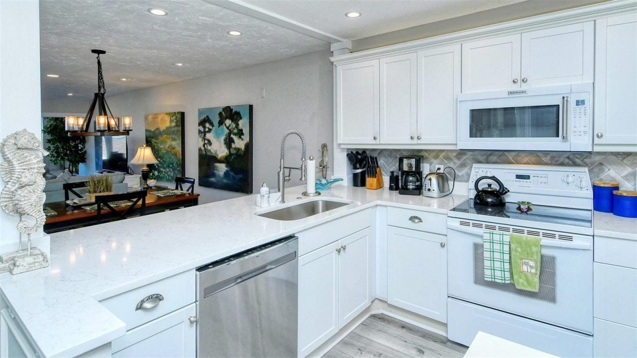 1255 E Peppertree Drive, Unit 305, Sarasota, FL 34242 Photo