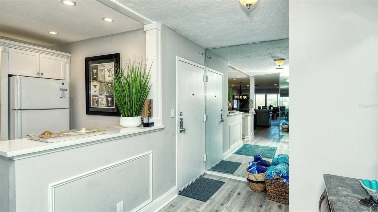 1255 E Peppertree Drive, Unit 305, Sarasota, FL 34242 Photo