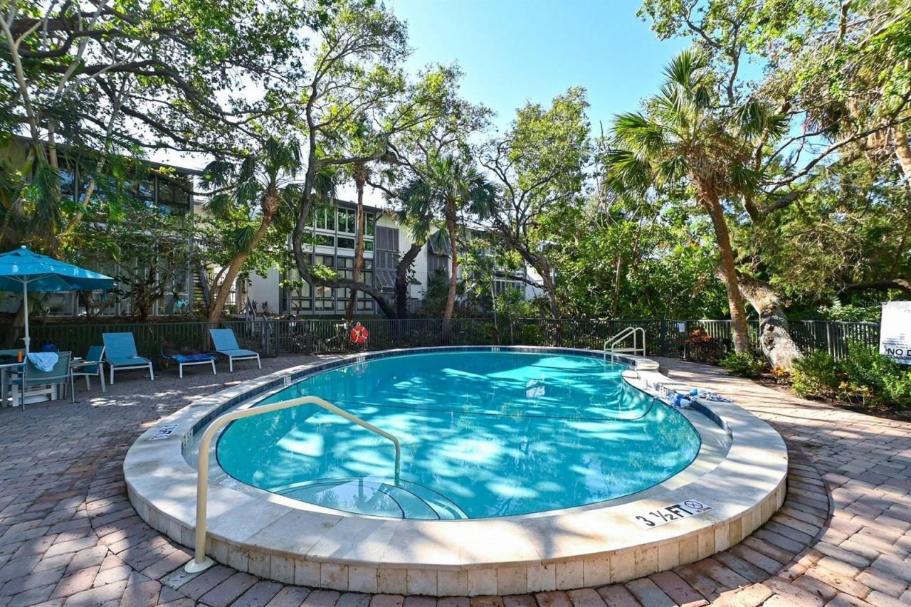 1255 E Peppertree Drive, Unit 306, Sarasota, FL 34242 Photo