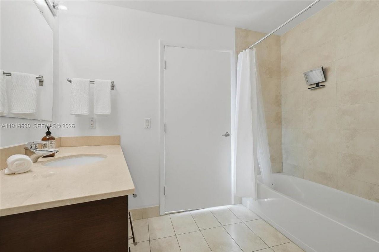 1900 N Bayshore Dr , Unit 1518, Miami, FL 33132 Photo