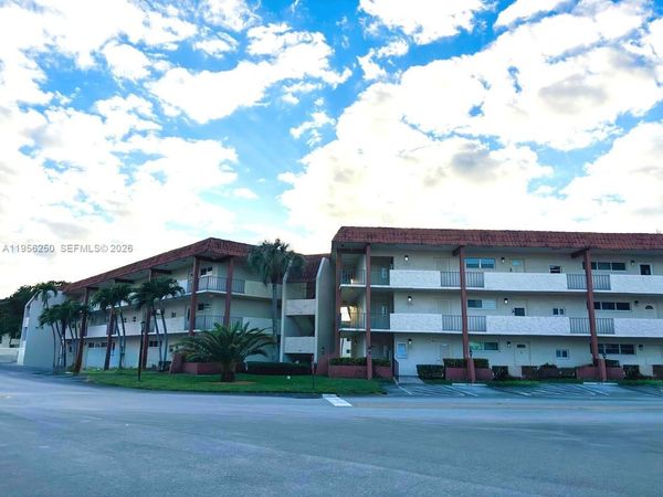 411 S Hollybrook Dr, Unit 305, Pembroke Pines, FL 33025
