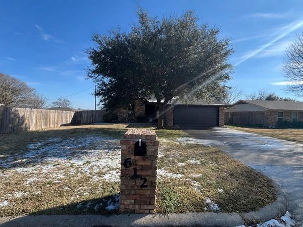 612 Arleta Lane, Ennis, TX 75119