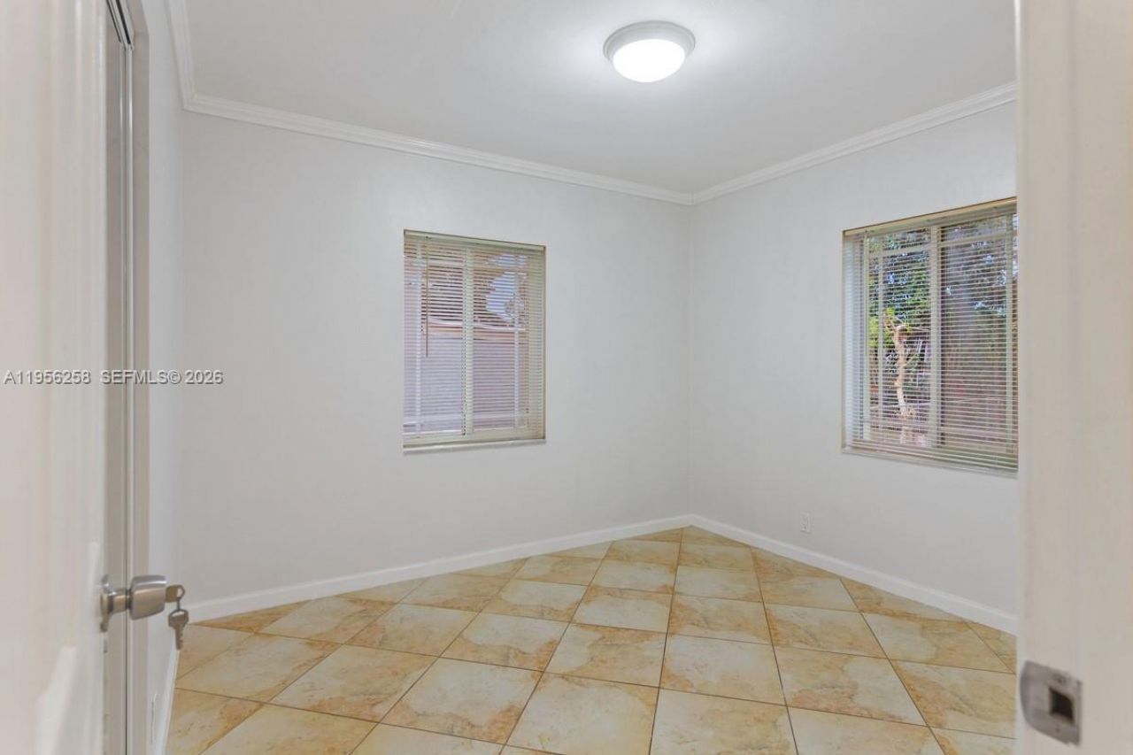 830 NW 74th St, Miami, FL 33150 Photo