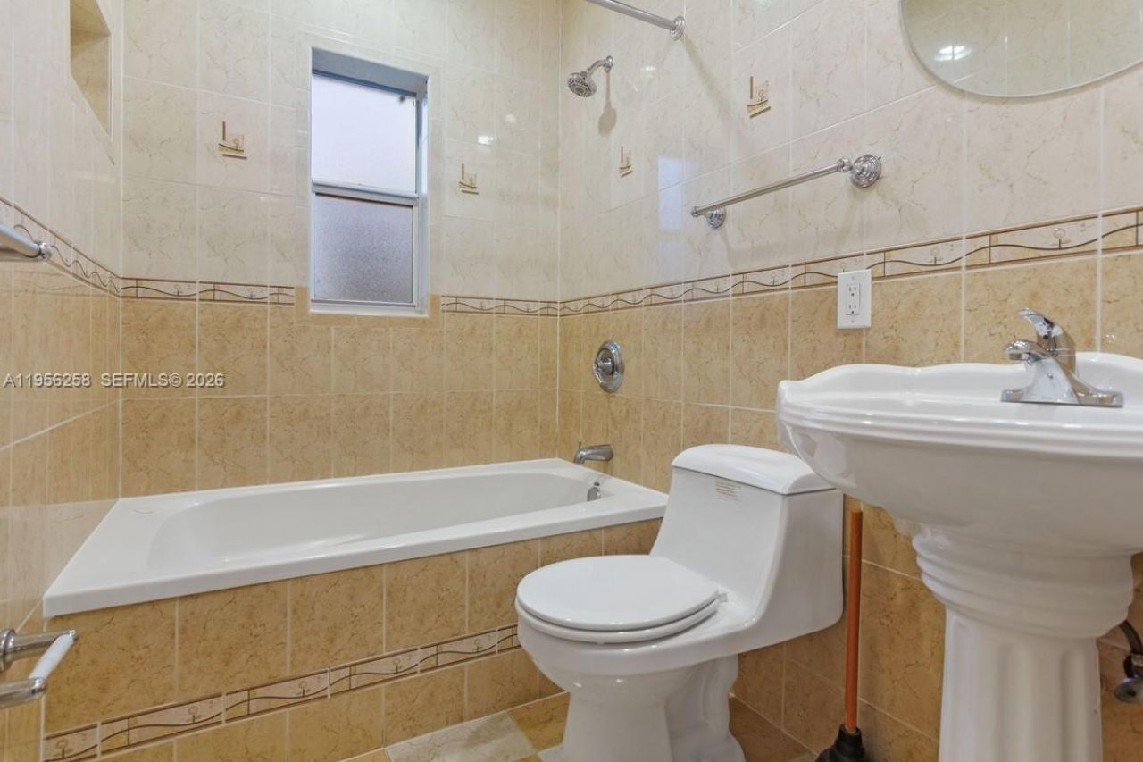 830 NW 74th St, Miami, FL 33150 Photo